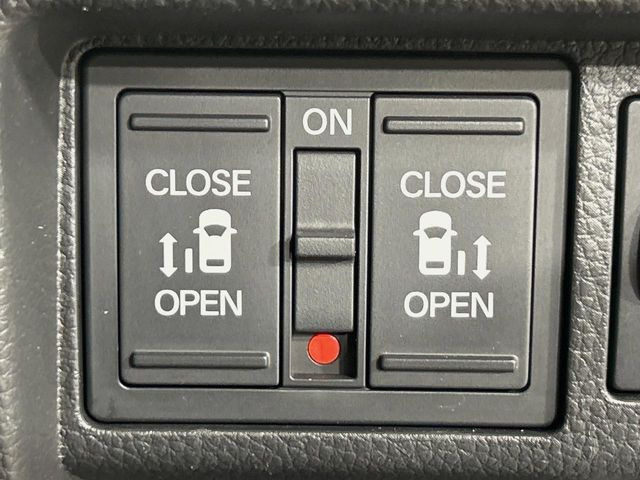 【両側パワースライドドア】スマートキーや運転席のスイッチで後席両側スライドドアの開閉が可能♪電動だから力を入れてドアを開ける必要が無く、小さなお子様でも簡単に開け閉めでき快適です♪