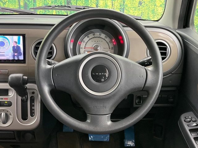 �C���e���A�ɍ��킹���f�U�C���̃X�e�A�����O�́A�^�]�������̂��Ƃ��l���A�^�]���₷���`��A�傫���ł��B�����x�A���ۂɐG���Ă��m���߂��������B