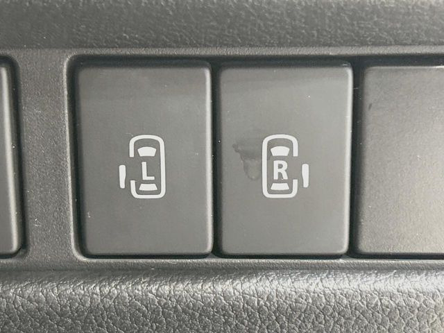 【両側パワースライドドア】スマートキーや運転席のスイッチで後席両側スライドドアの開閉が可能♪電動だから力を入れてドアを開ける必要が無く、小さなお子様でも簡単に開け閉めでき快適です♪