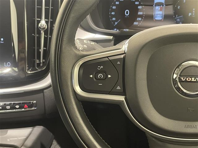 XC60B5 AWD モメンタム 4WD