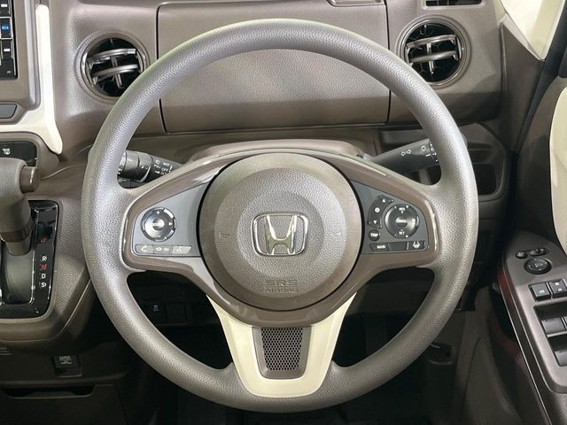�C���e���A�ɍ��킹���f�U�C���̃X�e�A�����O�́A�^�]�������̂��Ƃ��l���A�^�]���₷���`��A�傫���ł��B�����x�A���ۂɐG���Ă��m���߂��������B