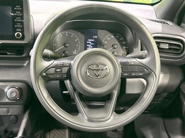 インテリアに合わせたデザインのステアリングは、運転される方のことも考え、運転しやすい形状、大きさです。是非一度、実際に触ってお確かめください。