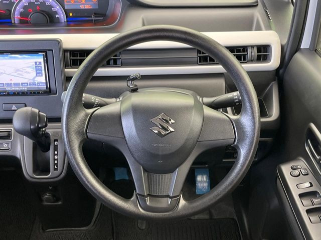 �C���e���A�ɍ��킹���f�U�C���̃X�e�A�����O�́A�^�]�������̂��Ƃ��l���A�^�]���₷���`��A�傫���ł��B�����x�A���ۂɐG���Ă��m���߂��������B