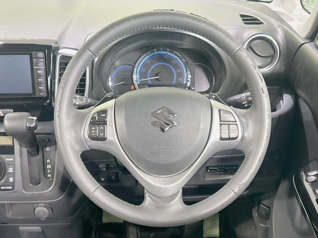 �C���e���A�ɍ��킹���f�U�C���̃X�e�A�����O�́A�^�]�������̂��Ƃ��l���A�^�]���₷���`��A�傫���ł��B�����x�A���ۂɐG���Ă��m���߂��������B