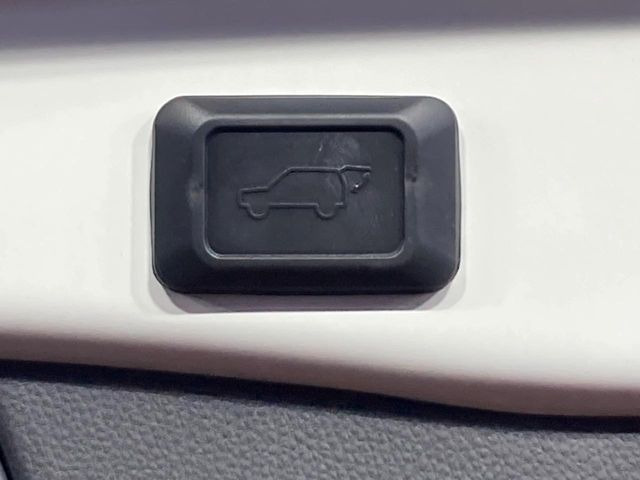 【パワーバックドア】スマートキーや運転席のボタンを押すだけでリアゲートが自動で開閉します!荷物を持っている時や、高い位置にあるバックドアを閉める際に便利な機能です♪