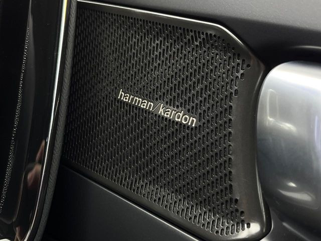 ��harman/kardon�T�E���h�V�X�e��:�I�[�f�B�I��僁�[�J�[����|����v���~�A���X�s�[�J�[�𑕔��B�����̃X�s�[�J�[����A���̗������܂ŕ����鍂�i���ȉ��y�����y���݂��������܂��B