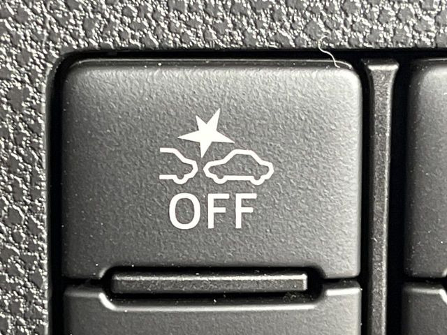【スマートアシスト3】走行中に前方の車両等を認識し、衝突しそうな時は警報とブレーキで衝突回避と被害軽減をアシスト。より安全にドライブをお楽しみいただけます。