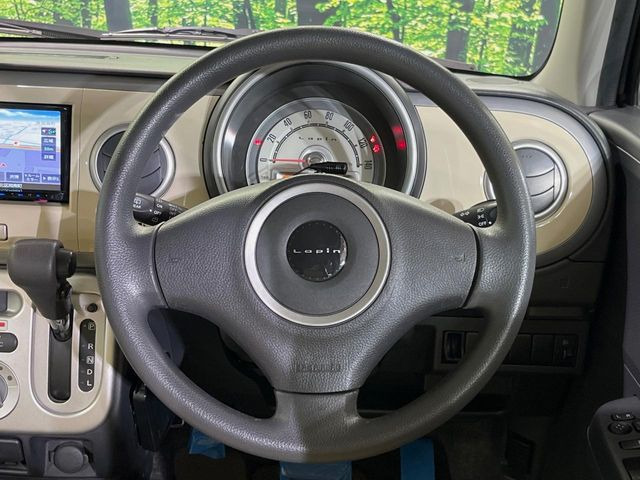 �C���e���A�ɍ��킹���f�U�C���̃X�e�A�����O�́A�^�]�������̂��Ƃ��l���A�^�]���₷���`��A�傫���ł��B�����x�A���ۂɐG���Ă��m���߂��������B