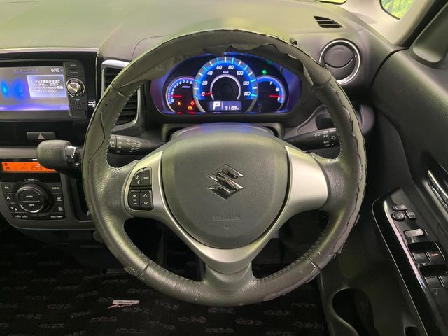 �C���e���A�ɍ��킹���f�U�C���̃X�e�A�����O�́A�^�]�������̂��Ƃ��l���A�^�]���₷���`��A�傫���ł��B�����x�A���ۂɐG���Ă��m���߂��������B