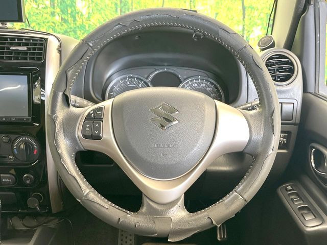 �C���e���A�ɍ��킹���f�U�C���̃X�e�A�����O�́A�^�]�������̂��Ƃ��l���A�^�]���₷���`��A�傫���ł��B�����x�A���ۂɐG���Ă��m���߂��������B