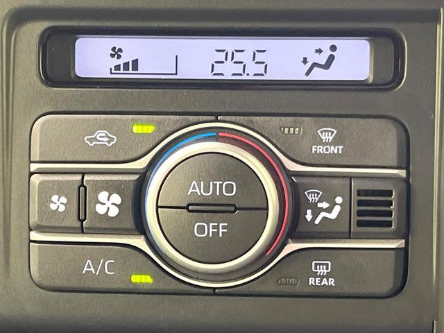 【オートエアコン】一度お好みの温度に設定すれば、車内の温度を検知し風量や温度を自動で調整。暑い&hellip;寒い&hellip;と何度もスイッチ操作をする必要はありません。快適な車内空間には必須の機能ですね♪