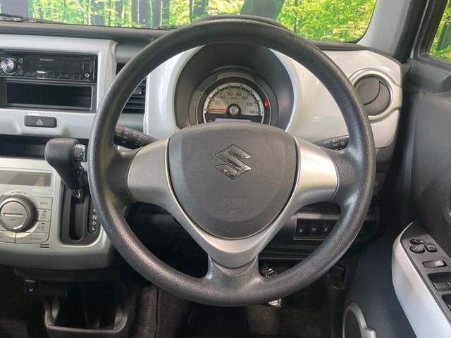 �C���e���A�ɍ��킹���f�U�C���̃X�e�A�����O�́A�^�]�������̂��Ƃ��l���A�^�]���₷���`��A�傫���ł��B�����x�A���ۂɐG���Ă��m���߂��������B