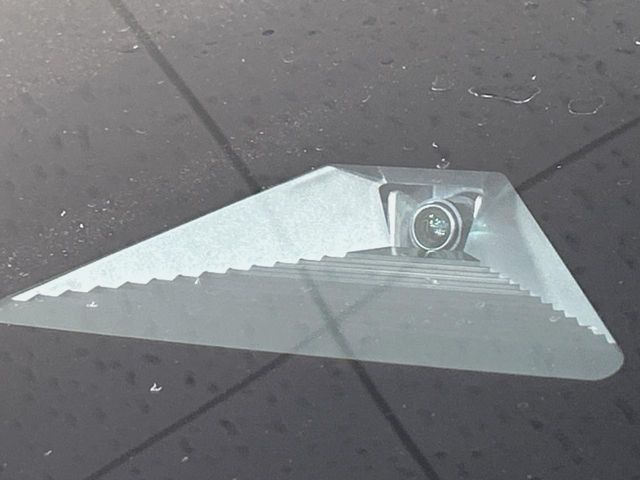 【ホンダセンシング】走行中に前方の車両等を認識し、衝突しそうな時は警報とブレーキで衝突回避と被害軽減をアシスト。より安全にドライブをお楽しみいただけます。
