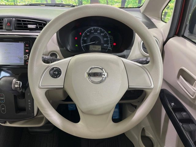 �C���e���A�ɍ��킹���f�U�C���̃X�e�A�����O�́A�^�]�������̂��Ƃ��l���A�^�]���₷���`��A�傫���ł��B�����x�A���ۂɐG���Ă��m���߂��������B