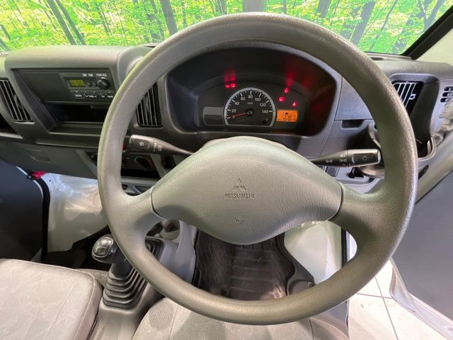 �C���e���A�ɍ��킹���f�U�C���̃X�e�A�����O�́A�^�]�������̂��Ƃ��l���A�^�]���₷���`��A�傫���ł��B�����x�A���ۂɐG���Ă��m���߂��������B