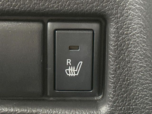 【シートヒーター】寒い日に重宝するシートヒーター!エアコンより早く温まってくれるので寒がりの人も安心ですね♪エアコンの温風は乾燥するから苦手、という方にもをおすすめです。