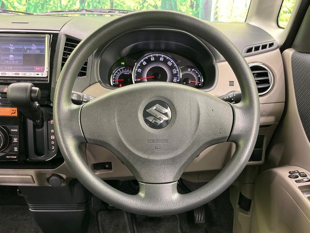 �C���e���A�ɍ��킹���f�U�C���̃X�e�A�����O�́A�^�]�������̂��Ƃ��l���A�^�]���₷���`��A�傫���ł��B�����x�A���ۂɐG���Ă��m���߂��������B
