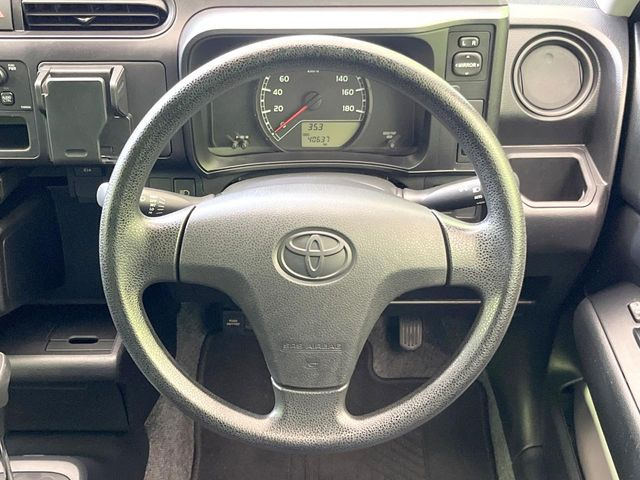 �C���e���A�ɍ��킹���f�U�C���̃X�e�A�����O�́A�^�]�������̂��Ƃ��l���A�^�]���₷���`��A�傫���ł��B�����x�A���ۂɐG���Ă��m���߂��������B