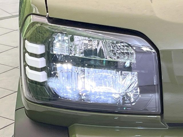 【LEDヘッドライト】悪天候や夜間走行時も良好な視界を確保し安心して運転できる高輝度LEDヘッドライトを装備!点灯速度が早く、消費電力も抑えられています。