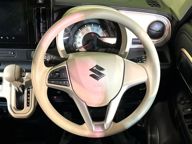 �C���e���A�ɍ��킹���f�U�C���̃X�e�A�����O�́A�^�]�������̂��Ƃ��l���A�^�]���₷���`��A�傫���ł��B�����x�A���ۂɐG���Ă��m���߂��������B