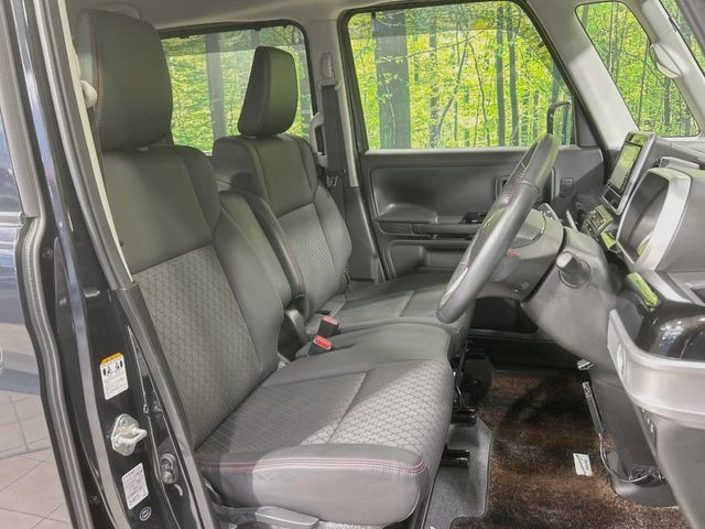 【ハーフレザーシート】高級感と座り心地を両立した人気のシート♪背面・座面のファブリック素材は、通気性の良さや滑りにくさに優れています。気温や服装に左右されず快適にお乗りいただけます。