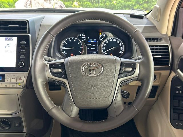 【純正革巻きステアリング】上質な革を使用することで、手にしっかり馴染みとても運転しやすいハンドルです♪