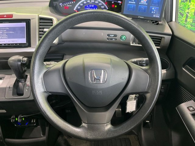 �C���e���A�ɍ��킹���f�U�C���̃X�e�A�����O�́A�^�]�������̂��Ƃ��l���A�^�]���₷���`��A�傫���ł��B�����x�A���ۂɐG���Ă��m���߂��������B