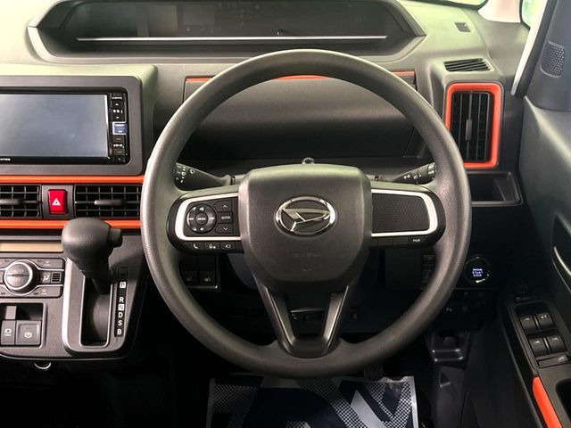 �C���e���A�ɍ��킹���f�U�C���̃X�e�A�����O�́A�^�]�������̂��Ƃ��l���A�^�]���₷���`��A�傫���ł��B�����x�A���ۂɐG���Ă��m���߂��������B