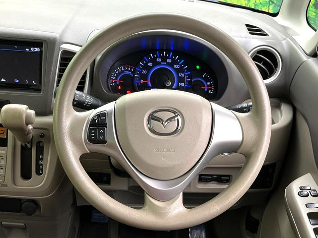 �C���e���A�ɍ��킹���f�U�C���̃X�e�A�����O�́A�^�]�������̂��Ƃ��l���A�^�]���₷���`��A�傫���ł��B�����x�A���ۂɐG���Ă��m���߂��������B