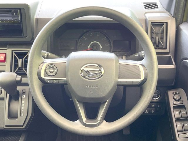 インテリアに合わせたデザインのステアリングは、運転される方のことも考え、運転しやすい形状、大きさです。是非一度、実際に触ってお確かめください。