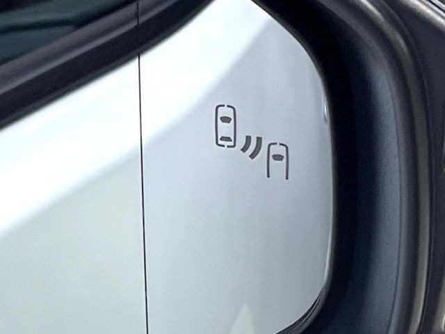 【ブラインドスポットモニター】走行中、ドアミラーの死角になりやすい箇所に後続車が接近するとサイドミラーのレンズに警告を表示!ドライバーに注意喚起をしてくれます。