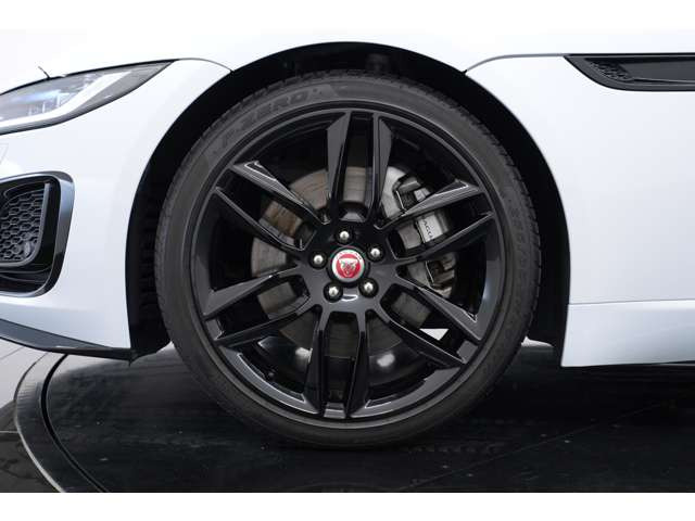 ����20�C���`�A���~�z�C�[���𑕒����A�u���b�N�ɓh�����ꂽ�z�C�[���͈������܂�����ۂ�^���܂��B