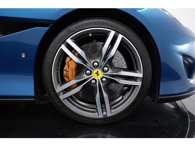 ����20�C���`�_�C�������h�J�b�g�b���z�C�[���𑕒��B�S�[���h�u���[�L�L�����p�[���A�N�Z���g�ƂȂ�A�����̑��݊��ƂƂ��Ƀt�F���[���炵���㎿�������o���鑕���ł������܂��B