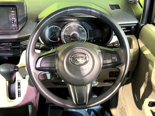 �C���e���A�ɍ��킹���f�U�C���̃X�e�A�����O�́A�^�]�������̂��Ƃ��l���A�^�]���₷���`��A�傫���ł��B�����x�A���ۂɐG���Ă��m���߂��������B