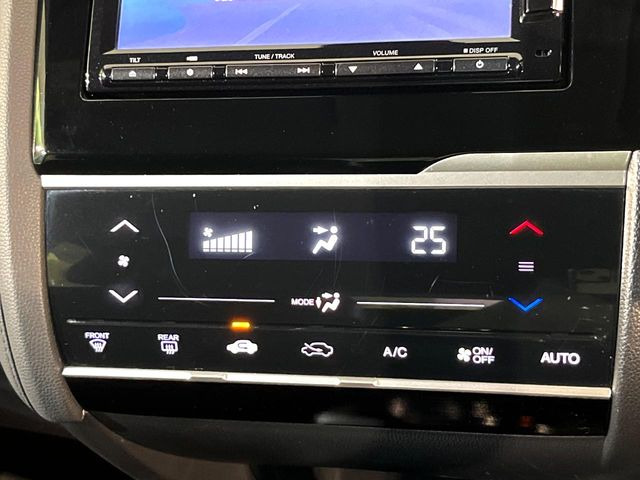 【オートエアコン】一度お好みの温度に設定すれば、車内の温度を検知し風量や温度を自動で調整。暑い&hellip;寒い&hellip;と何度もスイッチ操作をする必要はありません。快適な車内空間には必須の機能ですね♪