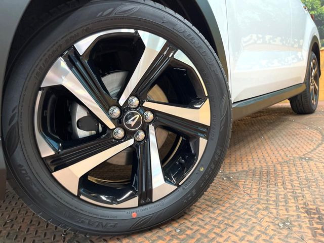 �y�����A���~�z�C�[���z�O�ςɃ}�b�`���������A���~�z�C�[���𑕒����Ă���܂��B�e��ЊO�A���~�z�C�[����A�X�^�b�h���X�^�C�����戵�����Ă���܂��B���񂲑��k����������
