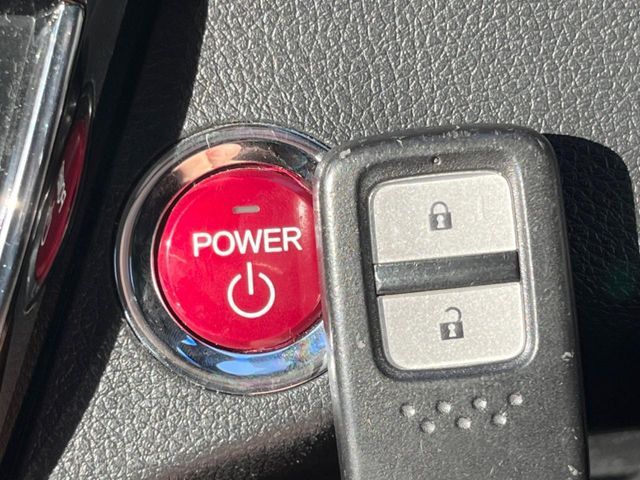 �yHonda�X�}�[�g�L�[�z�J�o����|�P�b�g�ɓ��ꂽ�܂܂ł��h�A�̎{���E�������\�ȃX�}�[�g�L�[�𑕔��B�G���W���̃I���E�I�t�����J�M�����o���K�v����������Ƃ��Ă��֗��ł���