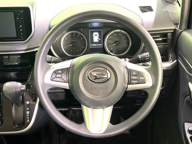 �C���e���A�ɍ��킹���f�U�C���̃X�e�A�����O�́A�^�]�������̂��Ƃ��l���A�^�]���₷���`��A�傫���ł��B�����x�A���ۂɐG���Ă��m���߂��������B