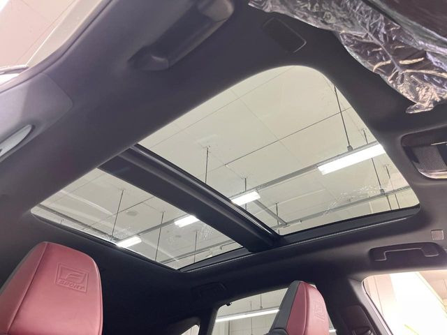 【サンルーフ】ボタンひとつで開閉可能!開放感たっぷりのサンルーフが装着されています!車内に明かりを取り入れたり景色を楽しむ以外にも、よどみがちな車内の空気も簡単に換気できて快適です!