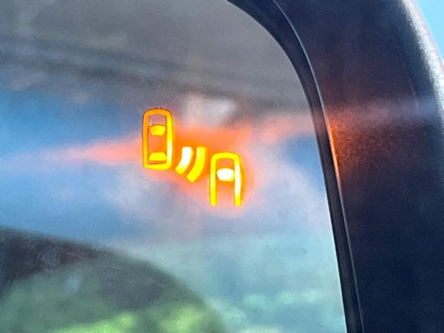 【ブラインドスポットワーニング】走行中、ドアミラーの死角になりやすい箇所に後続車が接近するとサイドミラー付近に警告を表示、ドライバーに注意喚起をしてくれます。