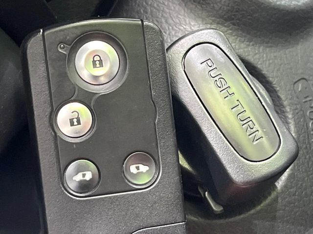 �yHonda�X�}�[�g�L�[�z�J�o����|�P�b�g�ɓ��ꂽ�܂܂ł��h�A�̎{���E�������\�ȃX�}�[�g�L�[�𑕔��B�G���W���̃I���E�I�t�����J�M�����o���K�v����������Ƃ��Ă��֗��ł���