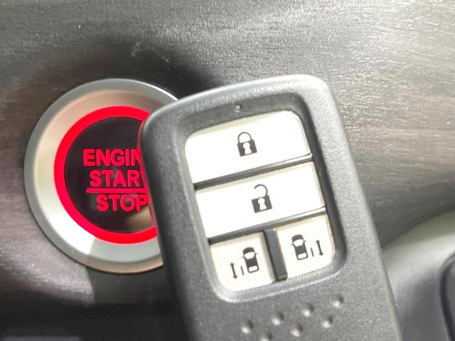 �yHonda�X�}�[�g�L�[�z�J�o����|�P�b�g�ɓ��ꂽ�܂܂ł��h�A�̎{���E�������\�ȃX�}�[�g�L�[�𑕔��B�G���W���̃I���E�I�t�����J�M�����o���K�v����������Ƃ��Ă��֗��ł���