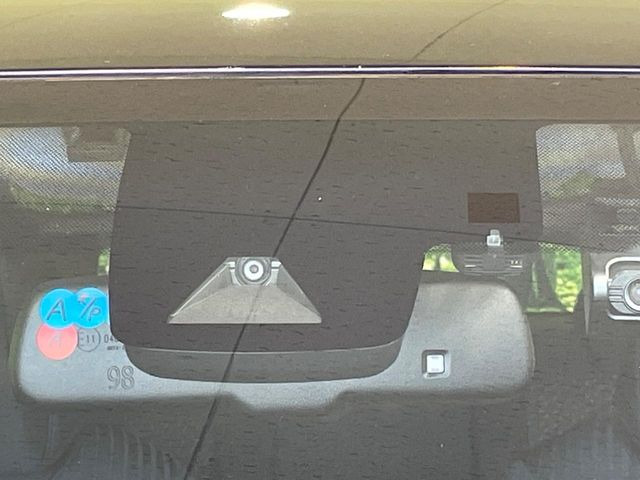 【トヨタセーフティセンス】走行中に前方の車両等を認識し、衝突しそうな時は警報とブレーキで衝突回避と被害軽減をアシスト。より安全にドライブをお楽しみいただけます。