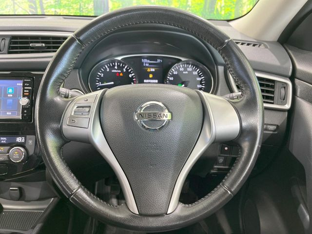 �C���e���A�ɍ��킹���f�U�C���̃X�e�A�����O�́A�^�]�������̂��Ƃ��l���A�^�]���₷���`��A�傫���ł��B�����x�A���ۂɐG���Ă��m���߂��������B