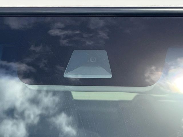 【ホンダセンシング】走行中に前方の車両等を認識し、衝突しそうな時は警報とブレーキで衝突回避と被害軽減をアシスト。より安全にドライブをお楽しみいただけます。