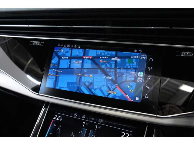 �A�b�v���J�[�v���C���ڂ���Ă���A�g�����ꂽiPhone�̃i�r�≹�y�A�v�������̂܂܎Ԃ̃f�B�X�v���C�ő��삵�Ă��������܂��B