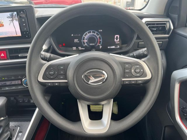 �C���e���A�ɍ��킹���f�U�C���̃X�e�A�����O�́A�^�]�������̂��Ƃ��l���A�^�]���₷���`��A�傫���ł��B�����x�A���ۂɐG���Ă��m���߂��������B
