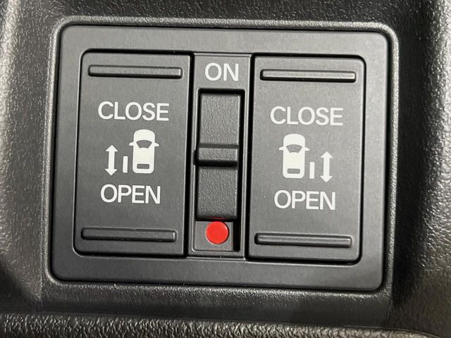 【両側パワースライドドア】スマートキーや運転席のスイッチで後席両側スライドドアの開閉が可能♪電動だから力を入れてドアを開ける必要が無く、小さなお子様でも簡単に開け閉めでき快適です♪