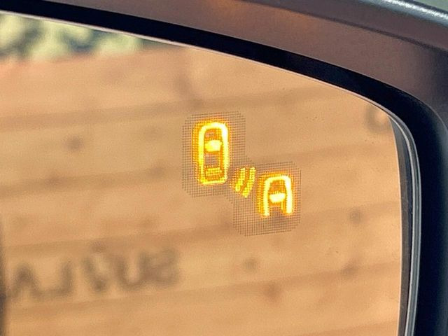 【ブラインドスポットモニタリング】走行中、ドアミラーの死角になりやすい箇所に後続車が接近するとサイドミラー付近に警告を表示、ドライバーに注意喚起をしてくれます。