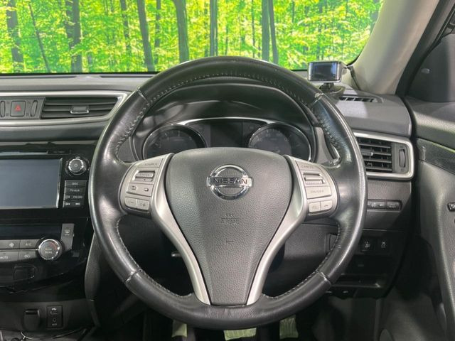 �C���e���A�ɍ��킹���f�U�C���̃X�e�A�����O�́A�^�]�������̂��Ƃ��l���A�^�]���₷���`��A�傫���ł��B�����x�A���ۂɐG���Ă��m���߂��������B